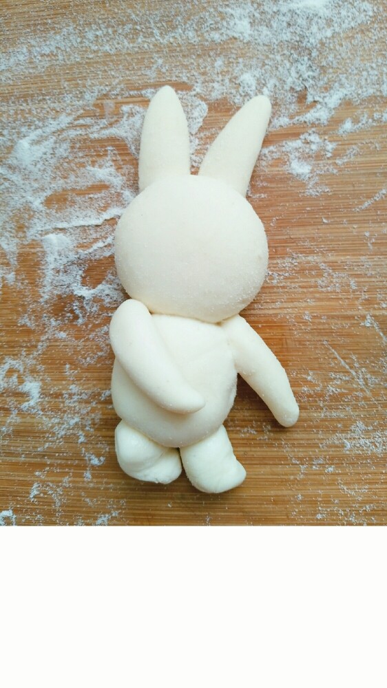 小白兔拔萝卜,搓两个稍粗的条做腿，兔宝宝完成