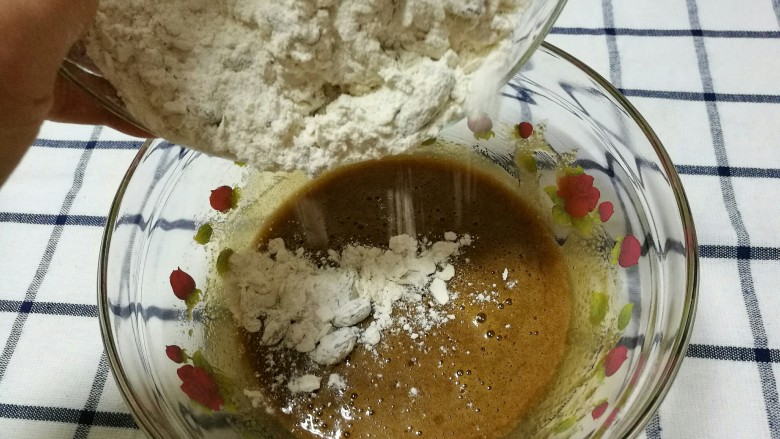 红糖燕麦葡萄饼,将粉类混合物倒入液体混合物中。