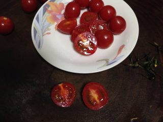 田园沙拉,小番茄洗净，大的对半切开