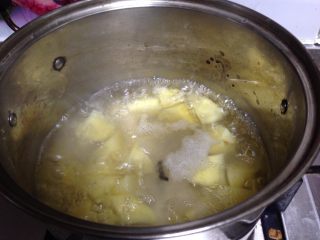 田园沙拉,倒入土豆煮至土豆软面捞出过凉
