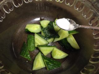 田园沙拉,黄瓜入碗加少许盐腌5分钟出水后，倒出杀出的水