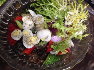 田园沙拉,最后加入苦菊和鹌鹑蛋，撒少许黑胡椒碎即可食用。