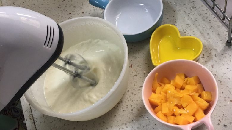 芒果千层,开始打发淡奶油，白糖分3次加入