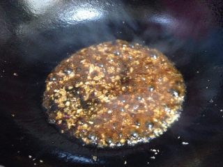 蒜蓉粉丝蒸大虾,加入适量的料酒、蒸鱼豉油、水炒匀