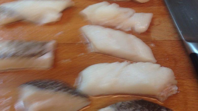 手作健康鱈魚堡,照片糊了，一片片拆下的魚肉排好，準備沾麵粉下鍋