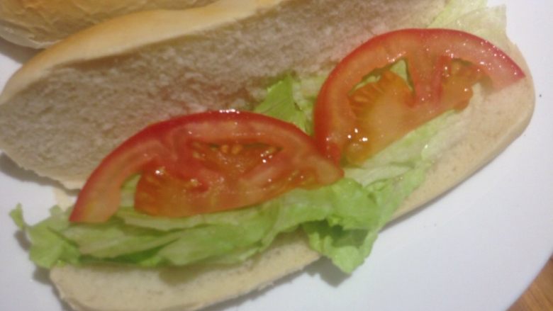 手作健康鱈魚堡,打開麵包擠上少許美乃滋，放上生菜/番茄