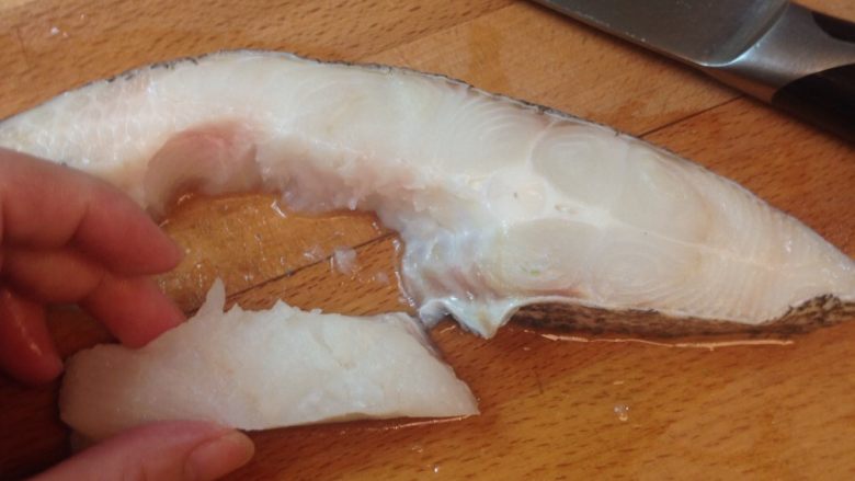 手作健康鱈魚堡,拆下的魚肉塊，再把邊皮去掉，不去也可以，但是會有嚼勁，去了皮適合孩子，入口即化