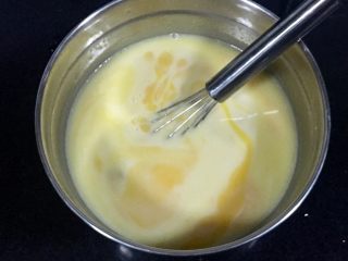 法式抹茶红豆糕,牛奶糊晾至手温后，把全蛋和蛋黄都放入，搅拌均匀。