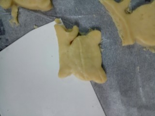 淡奶油司康,用刮刀小心的移入烤盘中，剩余的面团用同样的方法压出形状