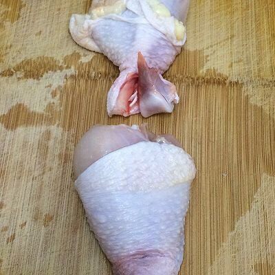 鸡肉卷,<a style='color:red;display:inline-block;' href='/shicai/ 92'>鸡腿</a>去骨，先在细的地方用刀背拍一下，使骨头断开，然后在肉多的地方，用刀慢慢的将筋切断，从肉多的地方往下滑，将骨去掉