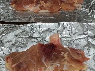 鸡肉卷,拿两张锡纸，将鸡腿肉放在锡纸上