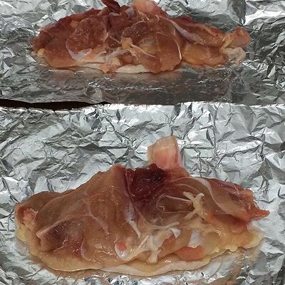 鸡肉卷,拿两张锡纸，将鸡腿肉放在锡纸上