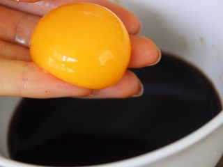咸蛋黄,小心的把蛋黄加进
