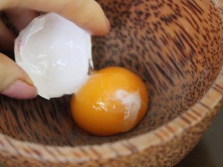 咸蛋黄,小心的把蛋黄放到碗里，千万不要把它弄破
