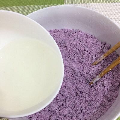 烤紫薯糯米饼,然后将白开水倒入