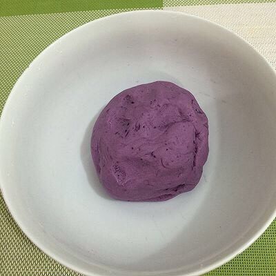 烤紫薯糯米饼,和成柔软的面团