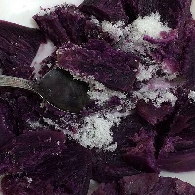 烤紫薯糯米饼,用小勺将紫薯压成泥