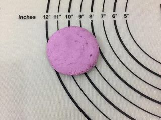烤紫薯糯米饼,将小剂子用手按成小圆饼坯