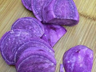 烤紫薯糯米饼,紫薯洗干净去皮，切成薄片