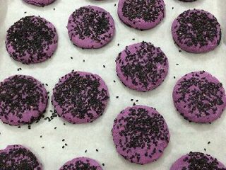 烤紫薯糯米饼,拿出晾凉