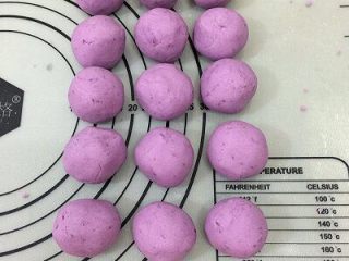烤紫薯糯米饼,均匀的分成，大概30克左右的剂子搓圆