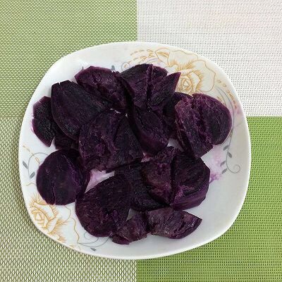 烤紫薯糯米饼,上锅蒸熟
