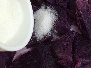 烤紫薯糯米饼,紫薯中加入白糖