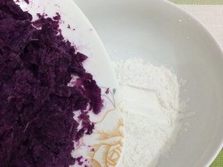 烤紫薯糯米饼,将搅拌均匀的紫薯泥，倒入糯米粉中