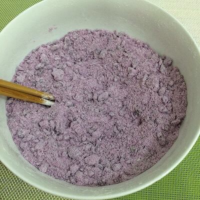 烤紫薯糯米饼,用筷子搅拌均匀