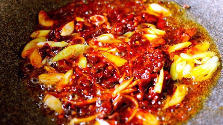 麻辣安康鱼炖冻豆腐,用小火慢慢煸炒出香味至红油出来