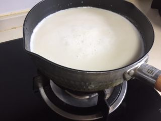 自制爽滑豆花,现在开始煮豆浆，我是在煤气灶上煮的，也可以用电磁炉。