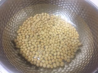 自制爽滑豆花,用清水把140克黄豆浸泡四小时左右。