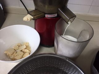 自制爽滑豆花,水和黄豆慢慢加进原汁机里打成豆浆。