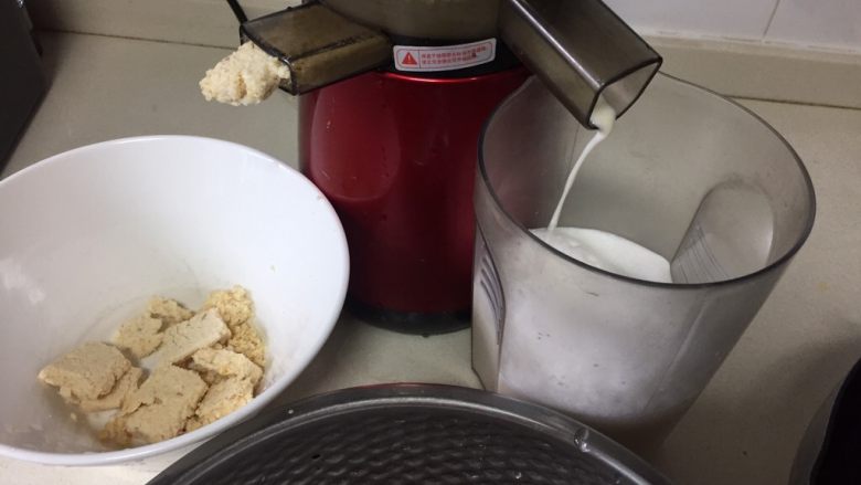 自制爽滑豆花,水和黄豆慢慢加进原汁机里打成豆浆。