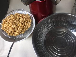 自制爽滑豆花,接下来开始打豆浆，
称好1200克纯净水，自来水也可以，反正等会要煮熟。