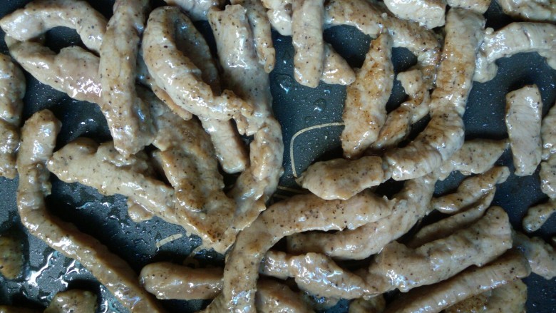 尖椒牛柳芒果,用筷子滑开煸炒，撒入现磨黑胡椒粉。