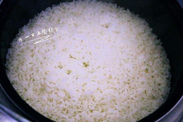 家庭寿司,米添加适量的水蒸成米饭，差不多米跟水一比一的量，电饭锅按“蒸，煮”键，喜欢糯一点就大米：糯米 = 10:1的量。