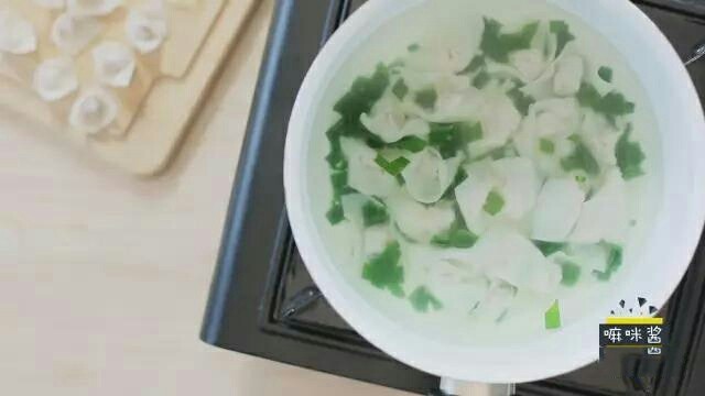 快手小馄饨,水开后放入做好的小馄饨，在放入少许青菜叶。