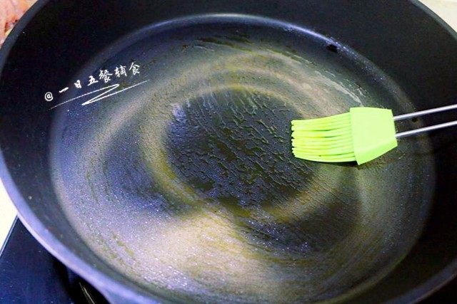 向日葵炒饭, 锅涂油，油不用太多，能均匀涂满锅底就行。