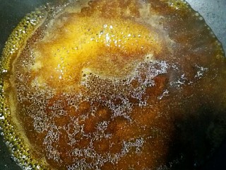 糖醋肉丸子,葱头，姜末，蒜末，起油锅爆香，后倒入调好的汁