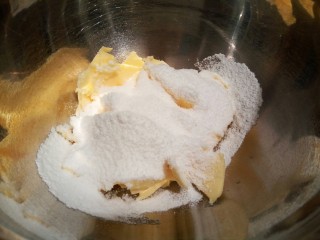 抹茶油酥饼干,软化好的黄油加糖粉，