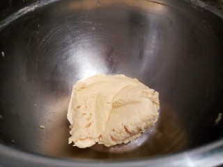 抹茶油酥饼干,用橡皮刮刀拌均匀，使面粉和黄油完全混合，成为湿润的面团。