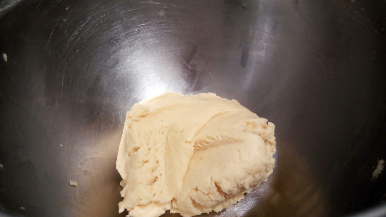 抹茶油酥饼干,用橡皮刮刀拌均匀，使面粉和黄油完全混合，成为湿润的面团。