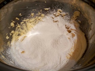 抹茶油酥饼干,筛入低筋面粉，
