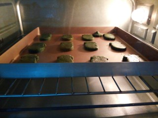 抹茶油酥饼干,烤箱温度，设置成180度，20分钟，（我的烤箱只有3层，所以我放在中层，烤网上烤的，大家可以根据自己家烤箱的温度自行调整，最后几分钟，要关注一下，别焦了）