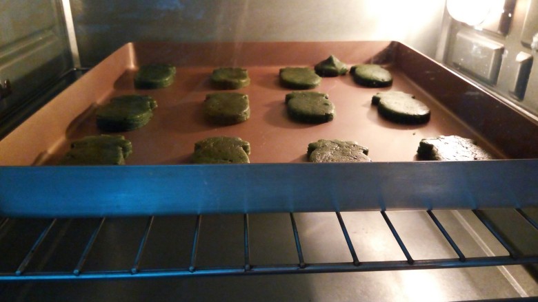 抹茶油酥饼干,烤箱温度，设置成180度，20分钟，（我的烤箱只有3层，所以我放在中层，烤网上烤的，大家可以根据自己家烤箱的温度自行调整，最后几分钟，要关注一下，别焦了）