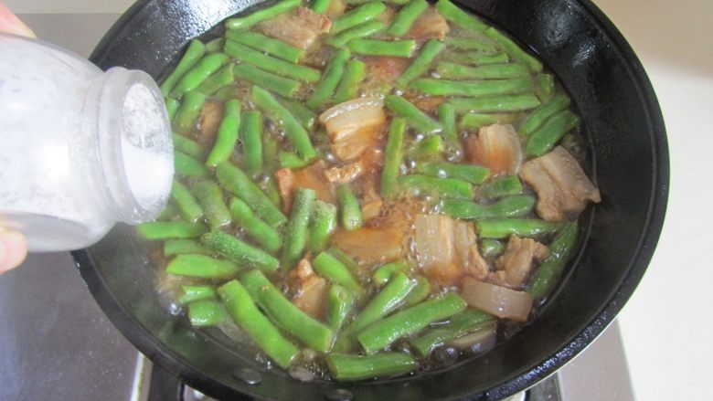 扁豆焖面,加入适量的盐和胡椒粉调味；