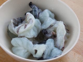 水晶虾饺,1.首先来调馅料。
将大虾去壳，去虾线，冲洗干净。