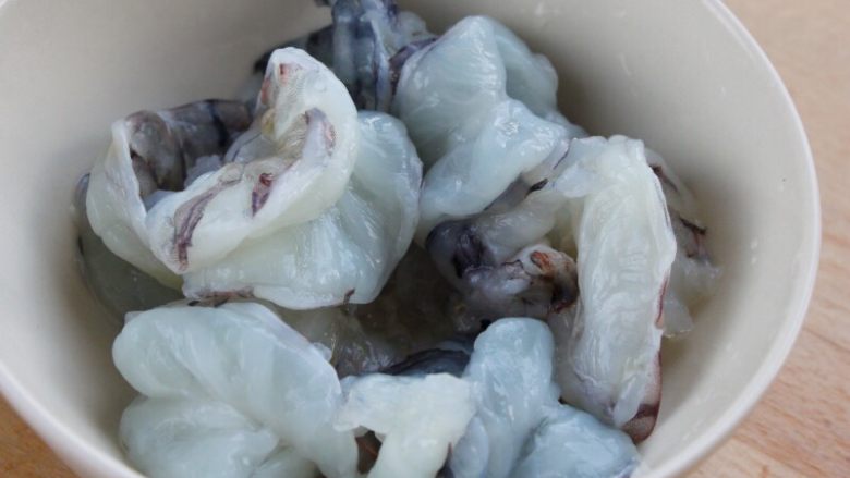 水晶虾饺,1.首先来调馅料。
将大虾去壳，去虾线，冲洗干净。