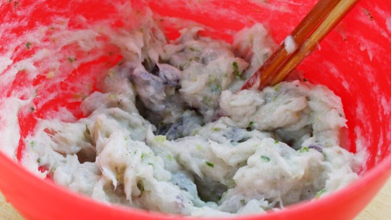水晶虾饺,6.碗太小，换个大盘，打搅上劲，如果过干，加少量的水调节。